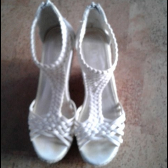 Ivory wedge sandals - Picture 4 of 5